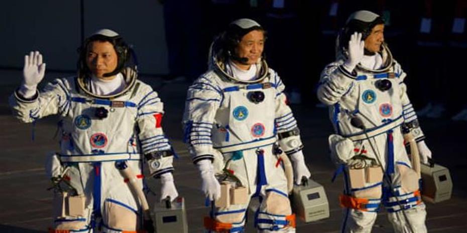 Τους πρώτους της αστροναύτες έστειλε σε διαστημικό σταθμό η Κίνα